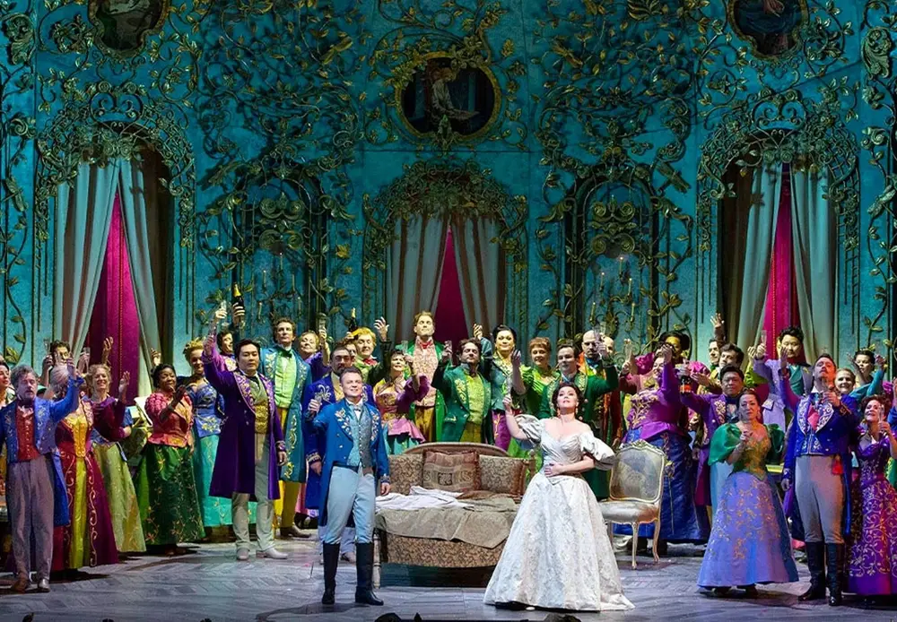 威尔第歌剧《茶花女》（La traviata）第一幕“饮酒歌”剧照