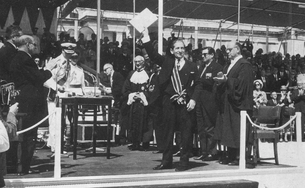 1964 年 9 月 21 日马耳他独立仪式上，总理博格·奥利维耶高举独立文件